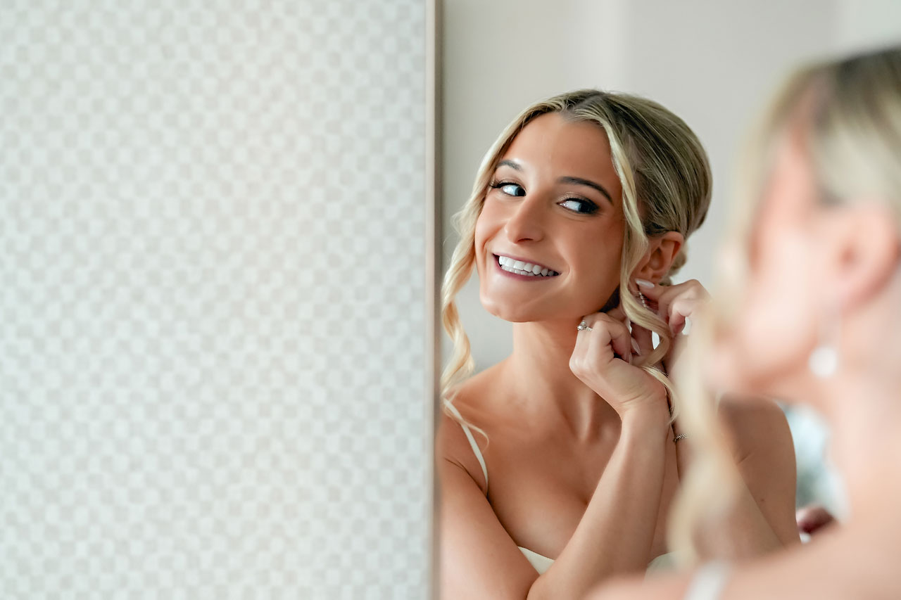 Lauren Colin Crowne Plaza Union Station Grand Hall Indianapolis Wedding 043
