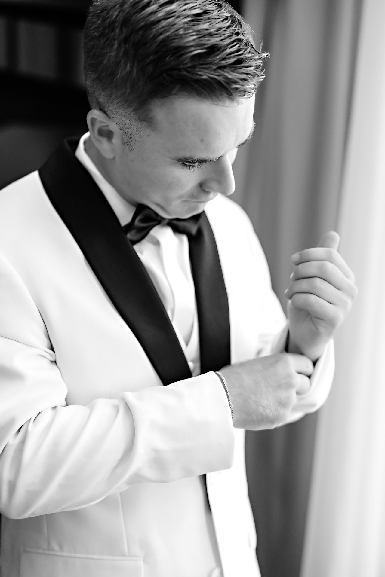 Lauren Colin Crowne Plaza Union Station Grand Hall Indianapolis Wedding 052