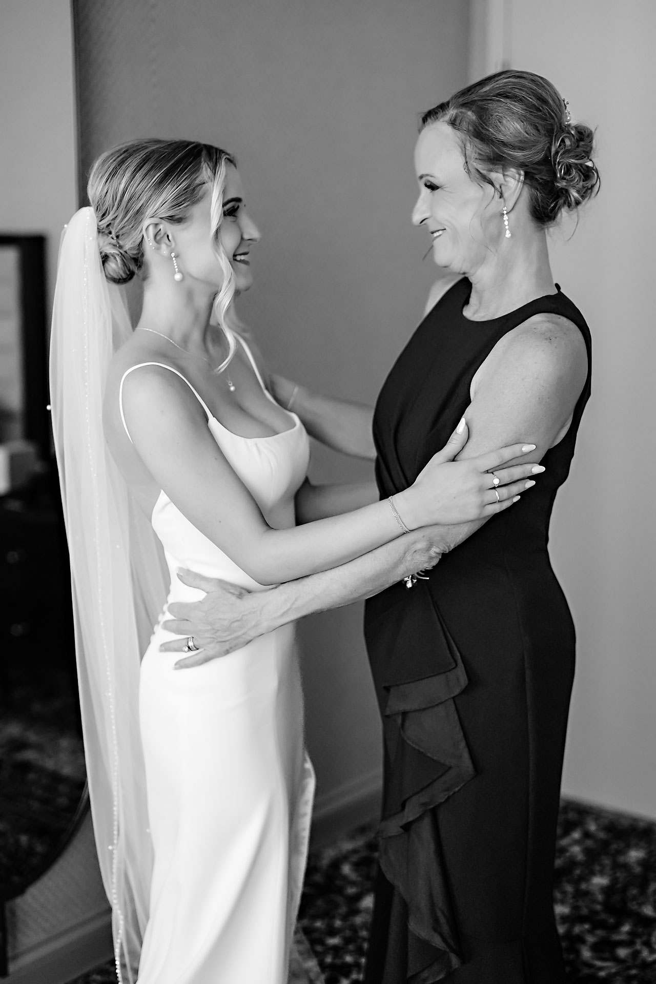 Lauren Colin Crowne Plaza Union Station Grand Hall Indianapolis Wedding 066