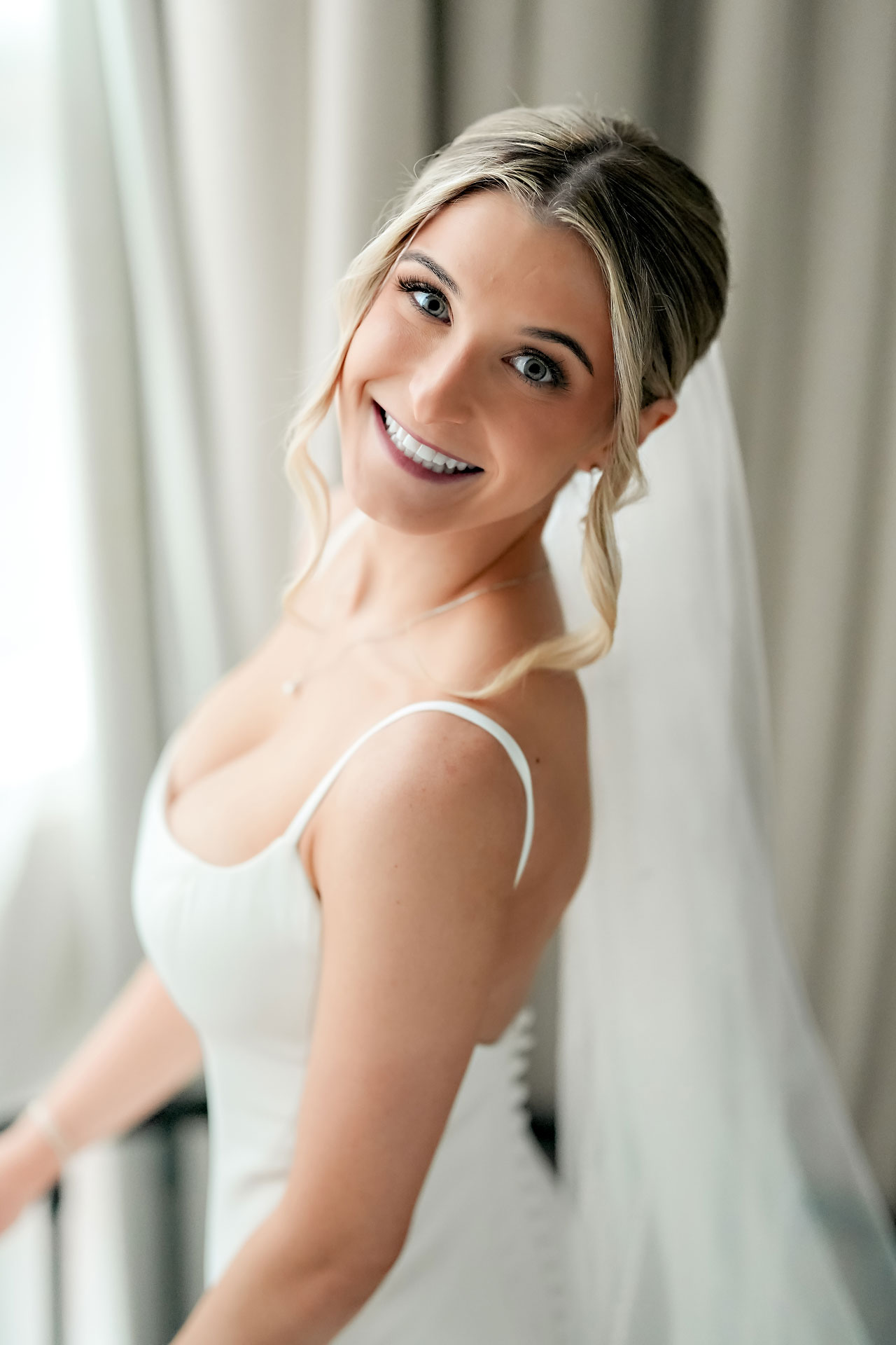 Lauren Colin Crowne Plaza Union Station Grand Hall Indianapolis Wedding 070